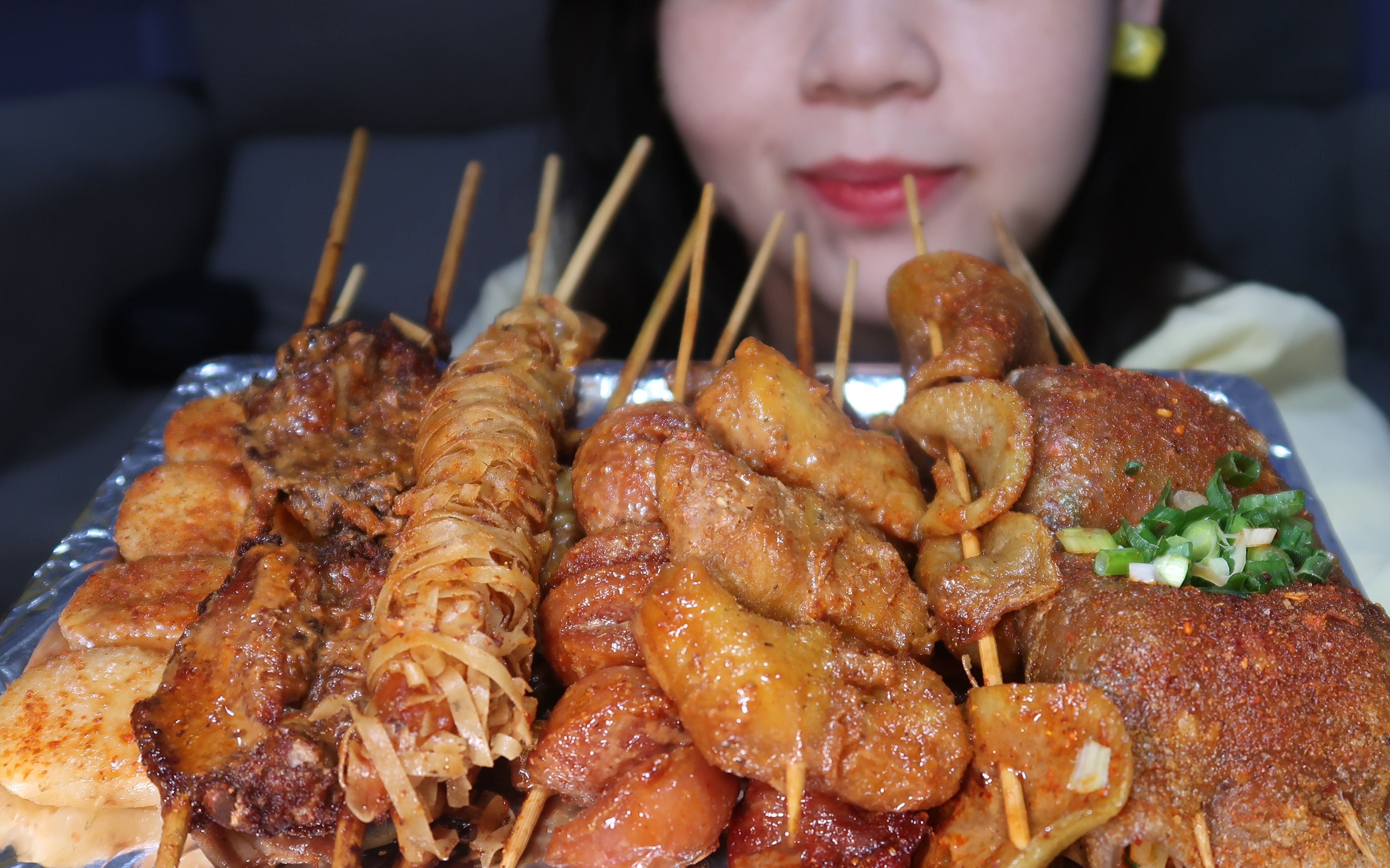 深夜炸串!花生酱加辣椒面的组合,吃夜宵好快乐!