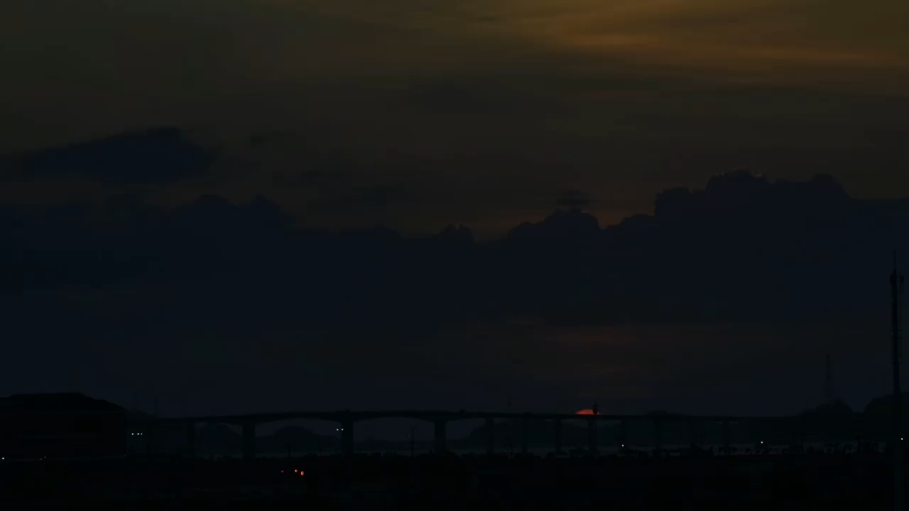 [图]秋之洁爽，夜之思意。中秋之夜，独站之吊桥上。月难长明，情更以难久留。奔月凄美，沉浸诗词缠绵。望月之际，留抹芳影香语。读月之中，洒行行青泪。