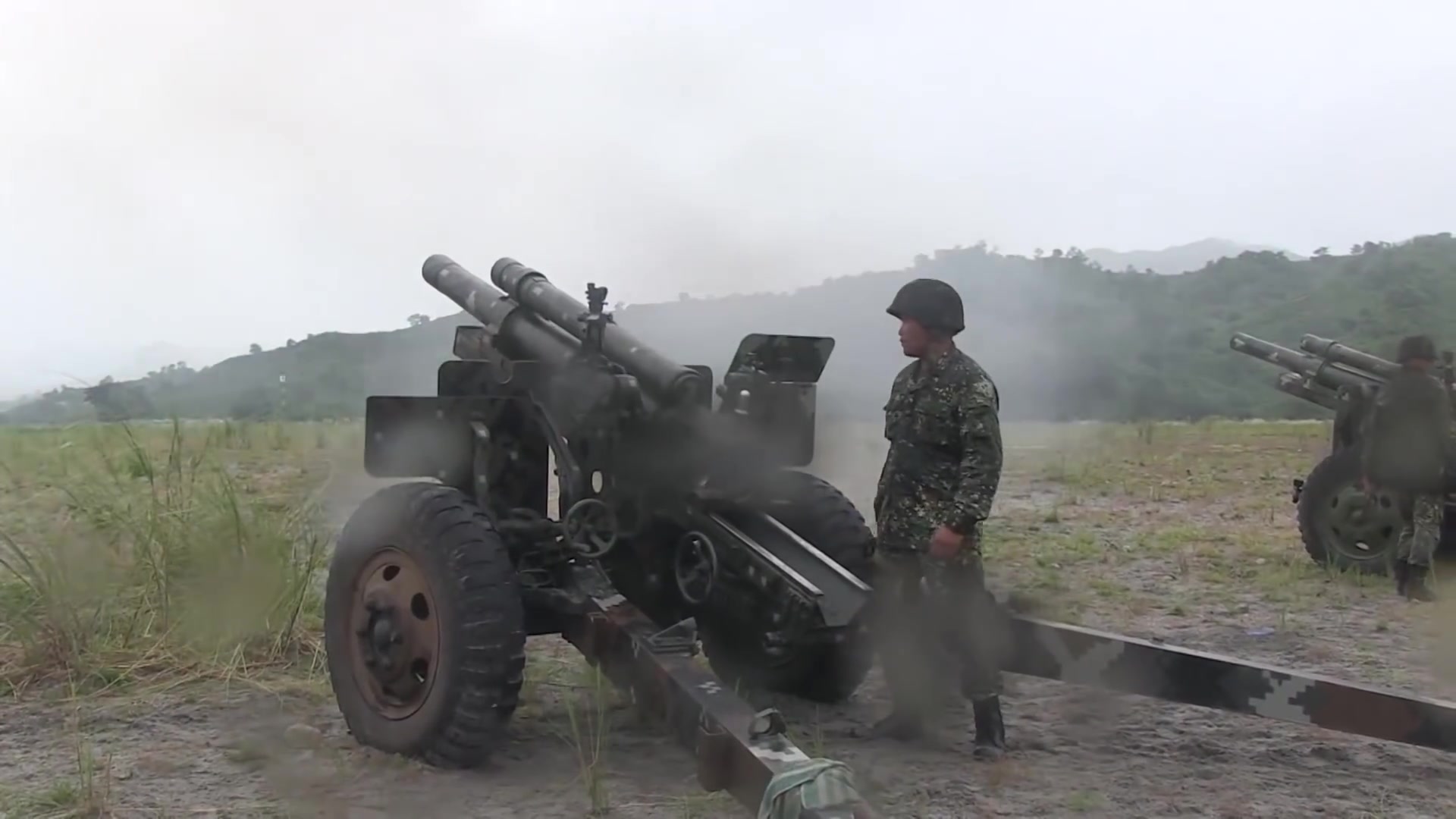 菲律宾海军陆战队m101型105mm榴弹炮射击训练