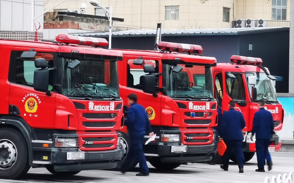 【出警】北京大兴消防支队"蓝朋友"开出所有消防车对其进行日常擦拭