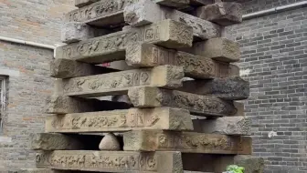 在别的地方碰到一根都难，山西高平良户摞成了山，明清时村民建房，都会在窗台前置办这样精雕细琢的压窗石，既实用又美观