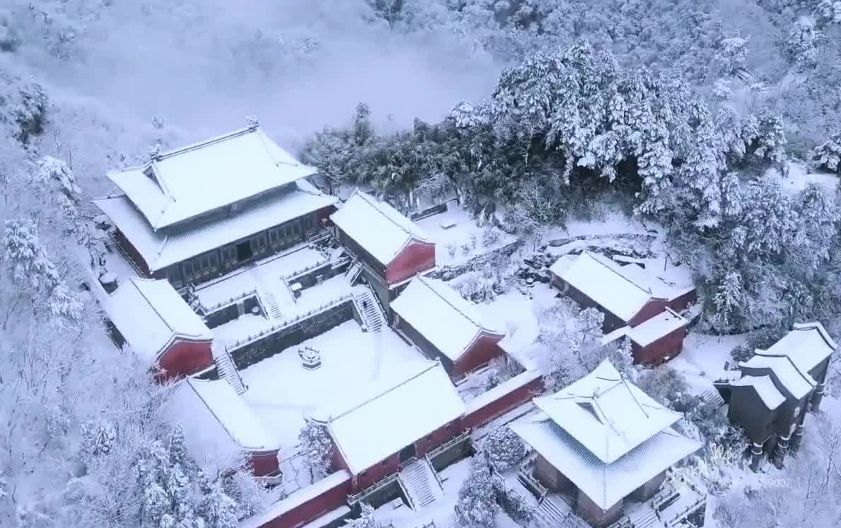 EZ分享|雪中的武当山,银装素裹,人间仙境 红墙白瓦,玉宇琼楼 航拍紫霄宫,南岩宫,太子坡 看我们的大好河山!哔哩哔哩bilibili