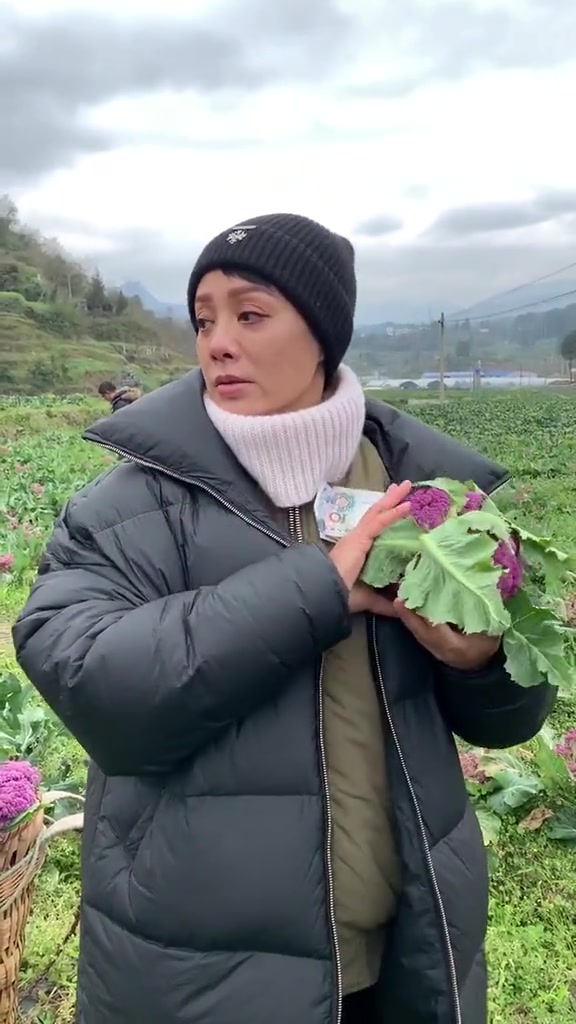 可爱的静姐看到这个宝贝眼中放光,各种摆拍,还要斥"巨资"买来带回北京