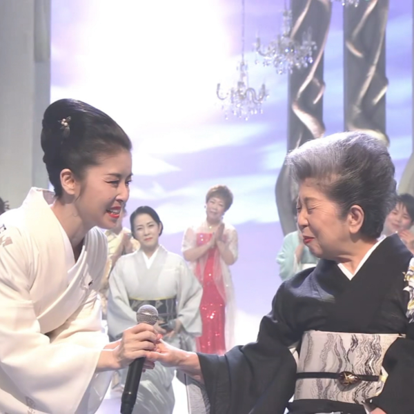 藤あや子 デビュー10周年記念リサイタル 花揺れて…十年 [VHS] Amazon.co.jp: デビュー10周年記念リサイタル 花揺れて・・・十