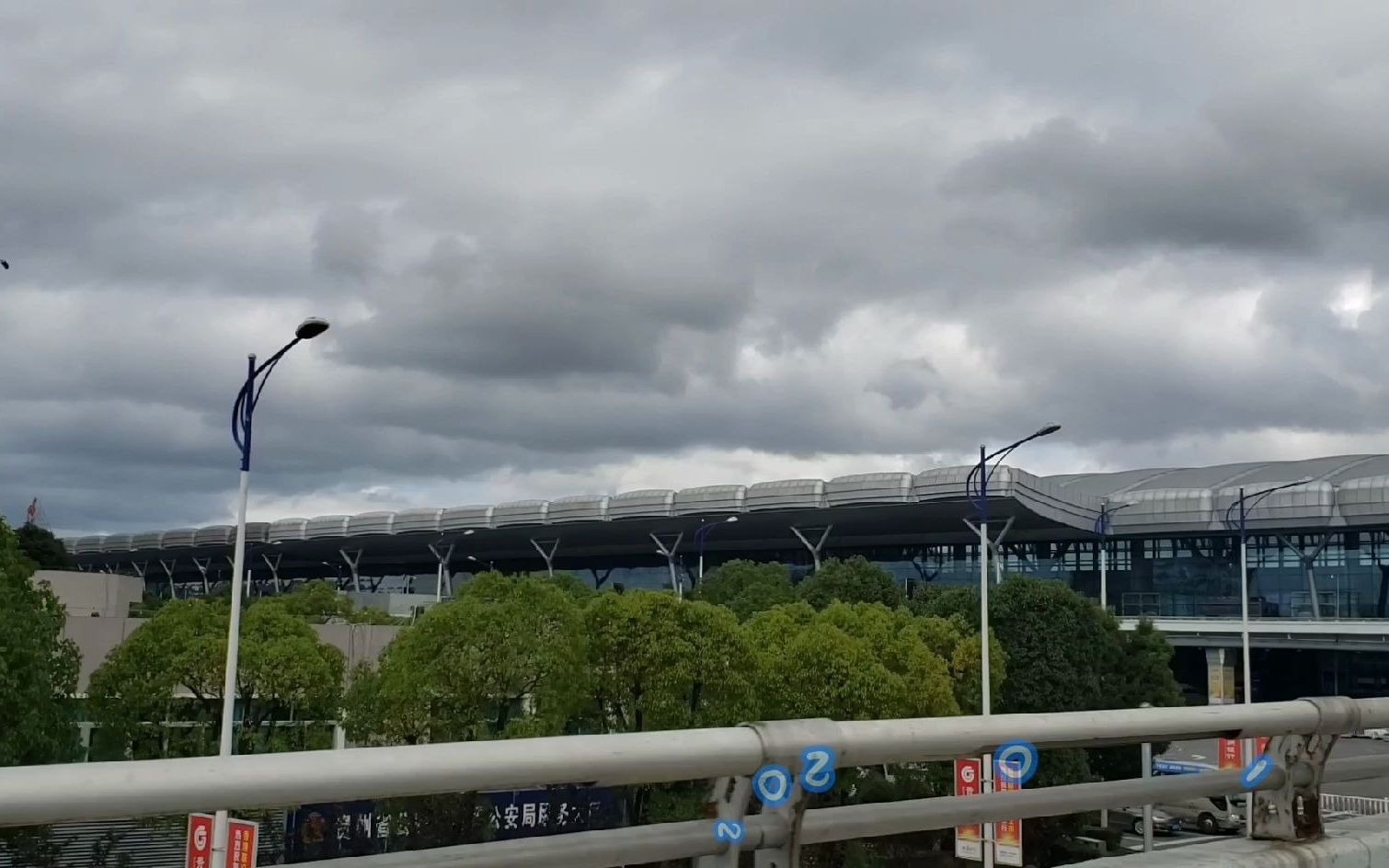 飞机降落在贵阳龙洞堡机场我来贵州旅游了