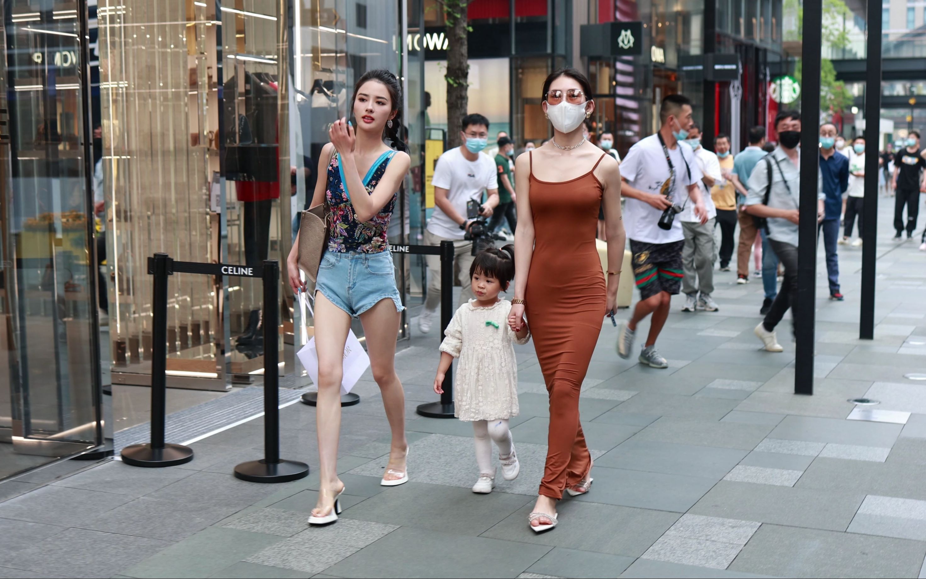 夏至已至成都远洋太古里集结了来自全国各地的街拍摄影师和网红小姐姐