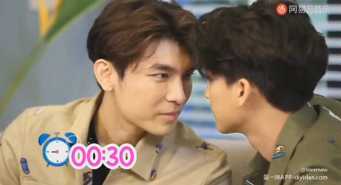 mewgulf哥哥弟弟对视亲脸颊