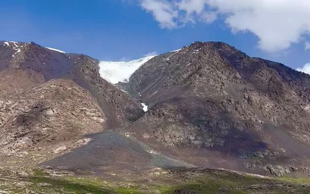 10名游客在吉尔吉斯斯坦境内的天山山脉组团旅行时,突然遭遇高山冰川崩塌,其中一名游客记录下了画面哔哩哔哩bilibili