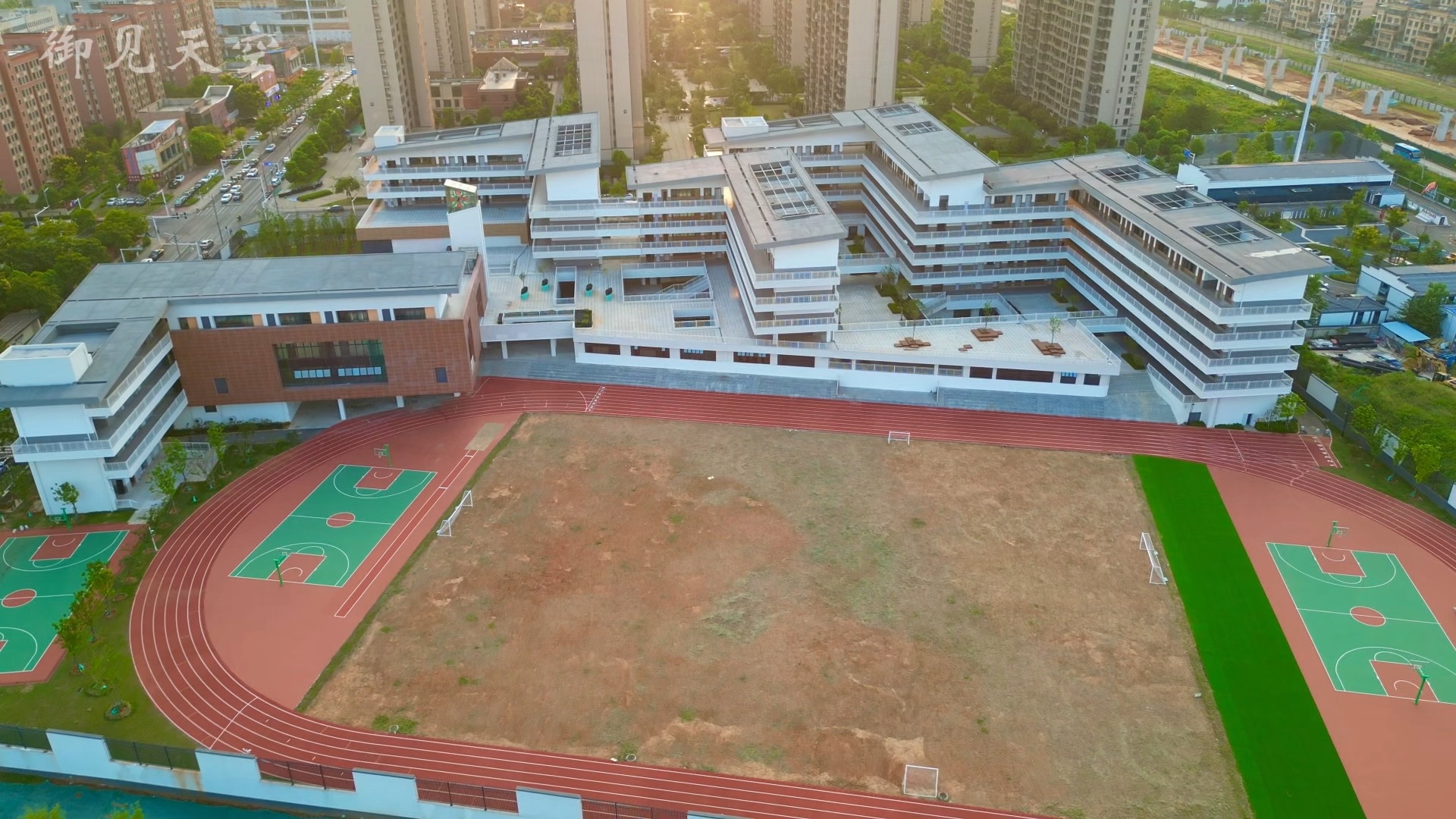 航拍位于光谷四路旁的华中师范大学武汉新城实验初级中学