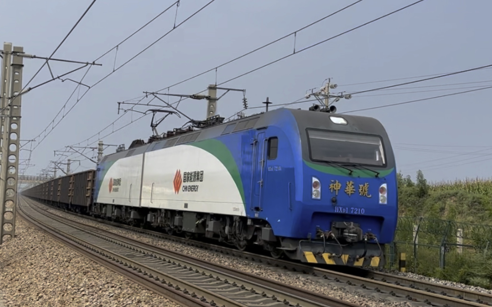 国家能源集团hxd1 7210牵引全列c70a万吨通过弯道