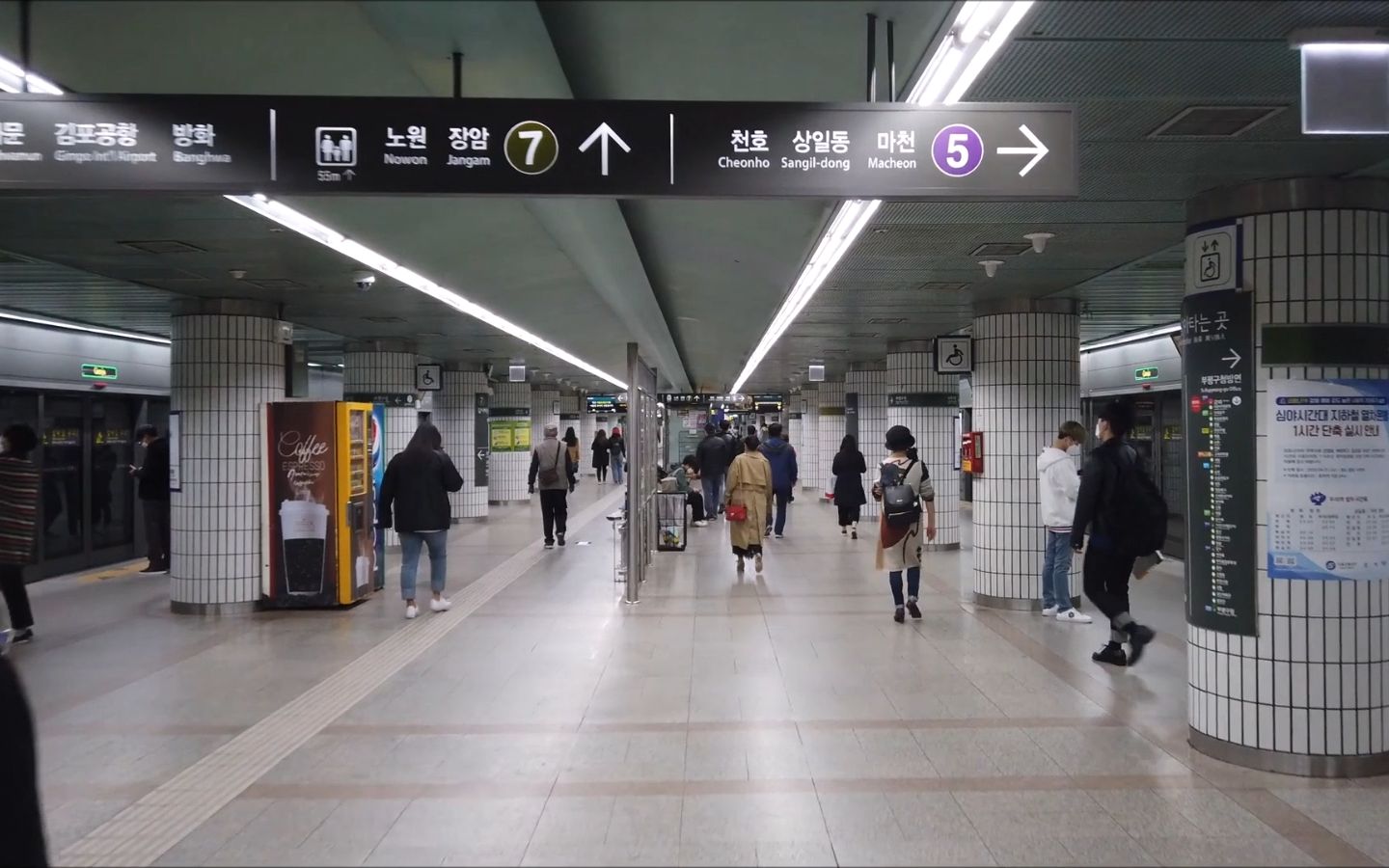 疫情下的韩国首尔特别市乘地铁从中浪区中和站至城东区往十里站