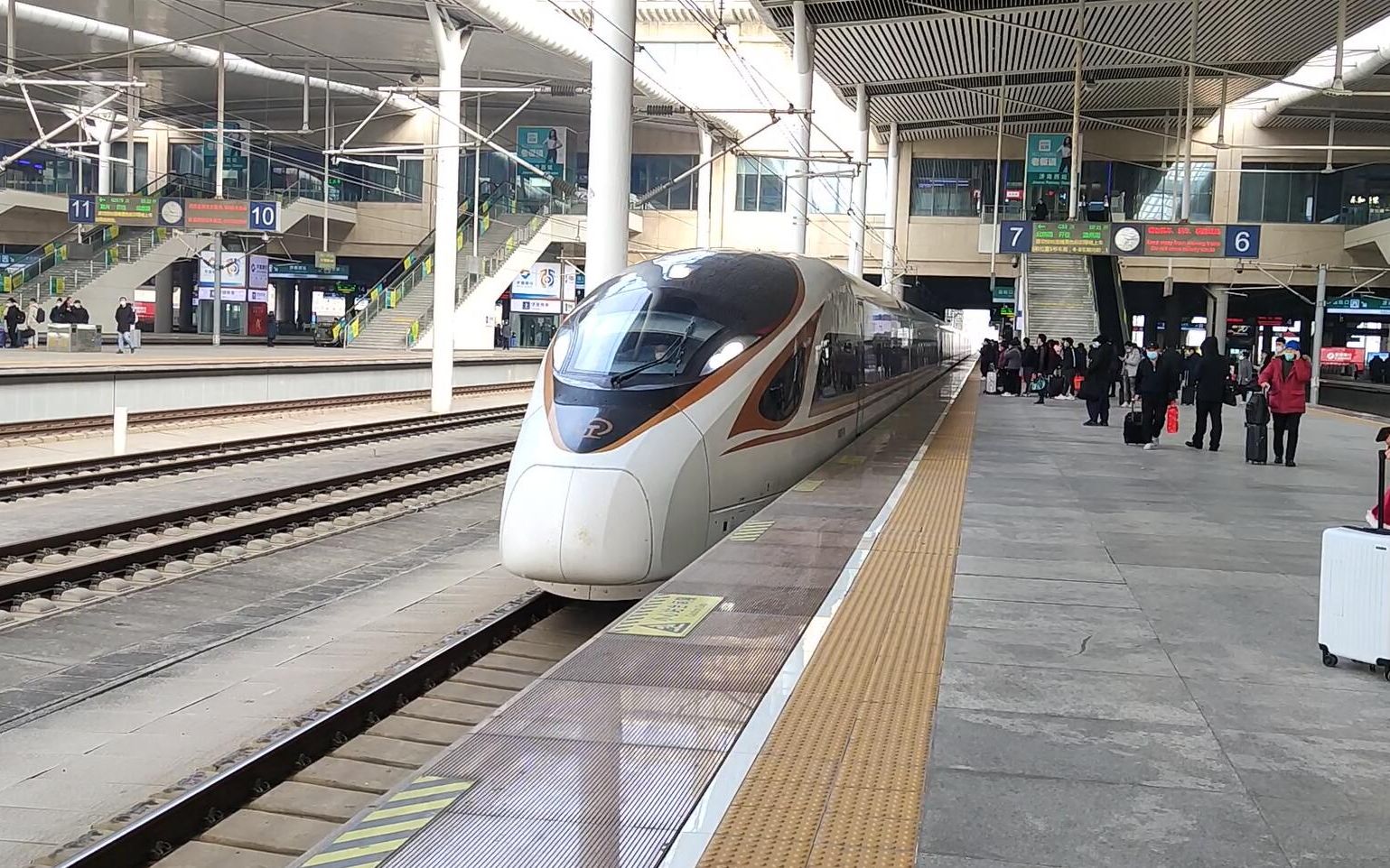 京沪高铁动车g33北京南温州南济南西站6道停车京沪350复兴号小标杆