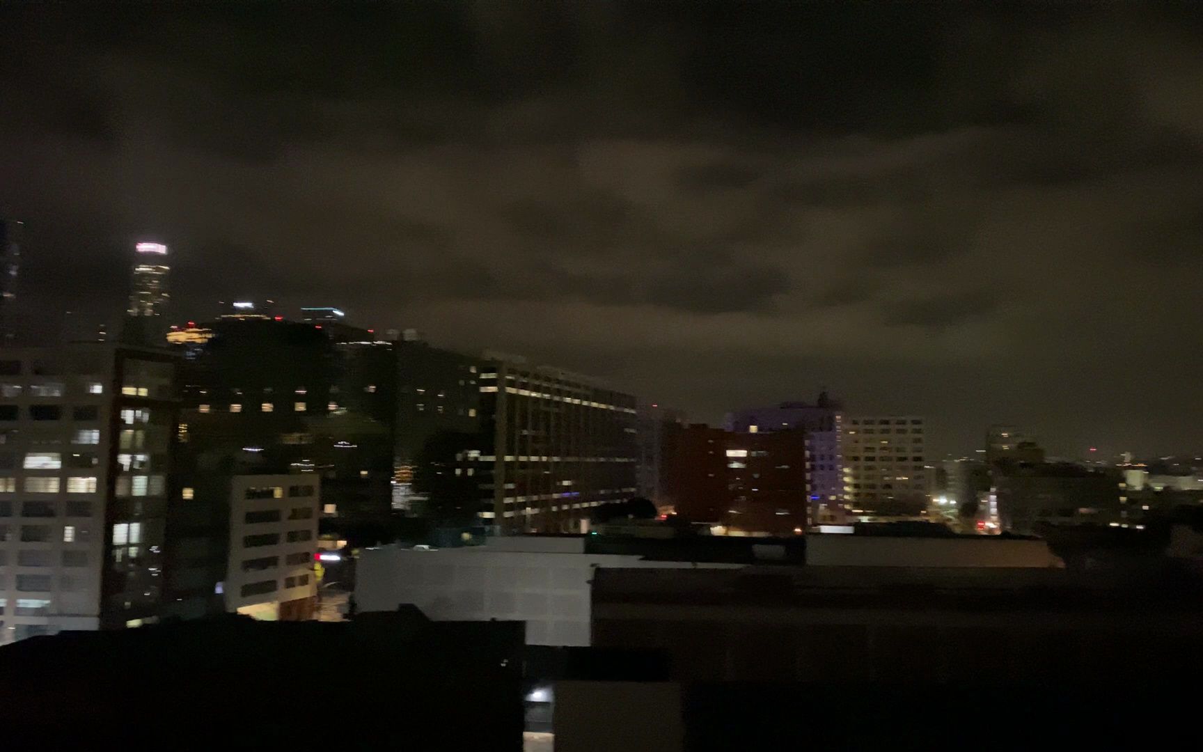 在skyline view屋顶看洛杉矶城市夜景灯光
