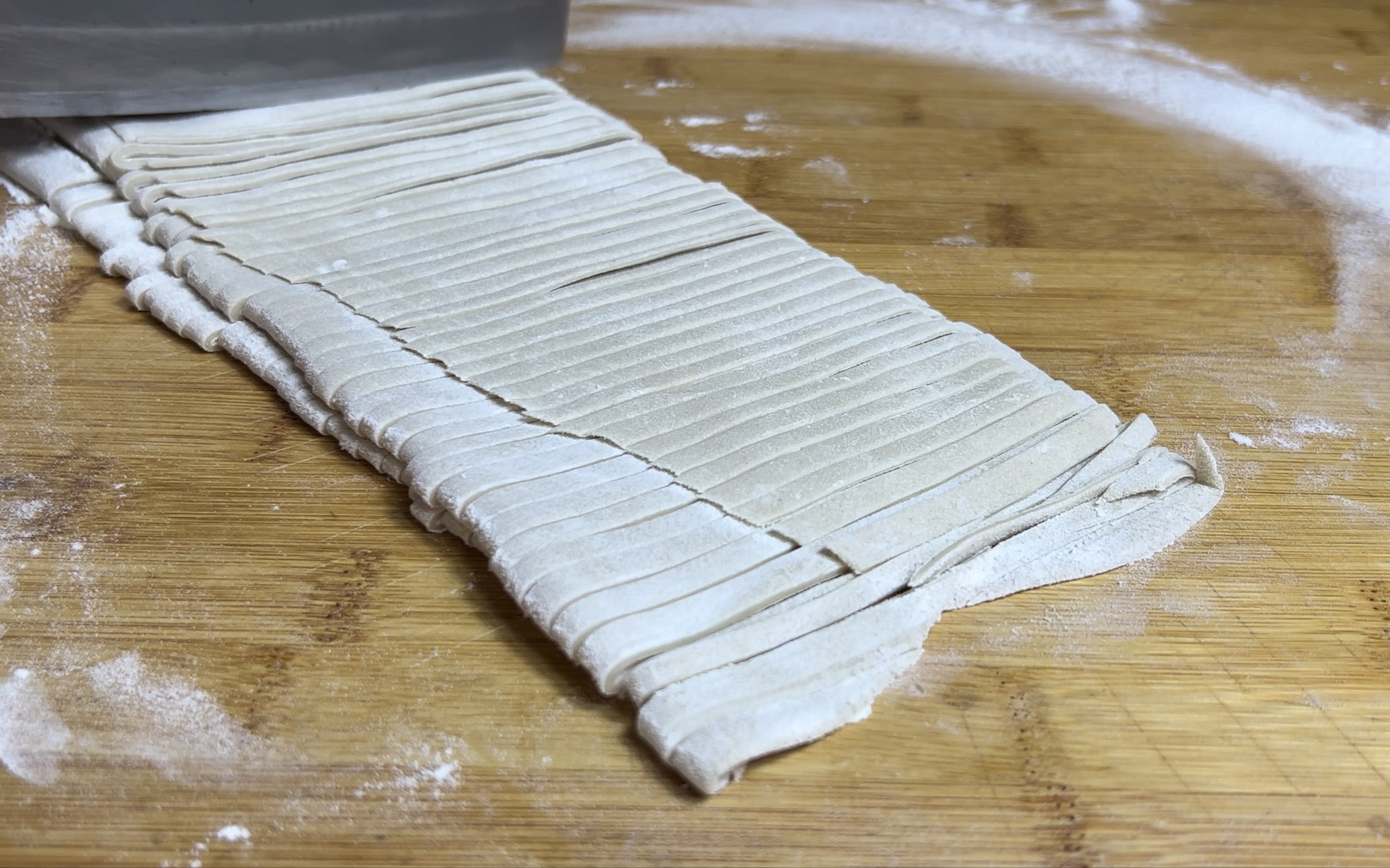 黑麦手擀面,听说面硬才劲道,简直擀到手废