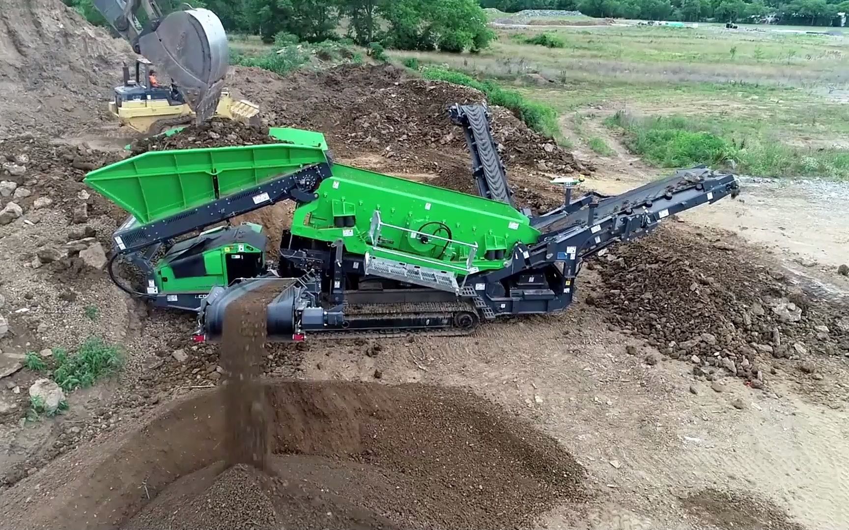 移动式筛分设备,土石分离机,移动振动筛,移动式筛石机,郑州中意