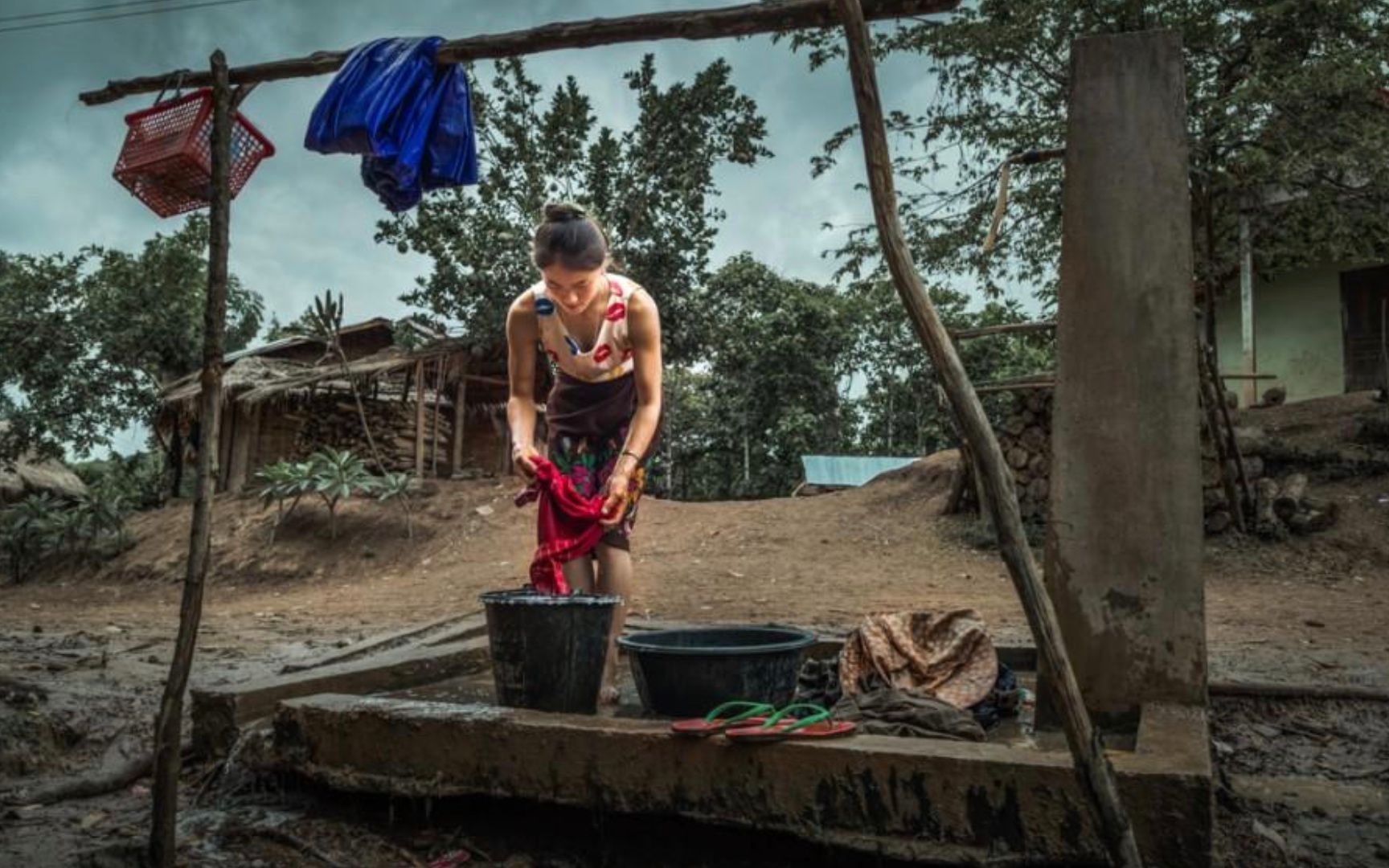 老挝阿卡族女人洗澡图片