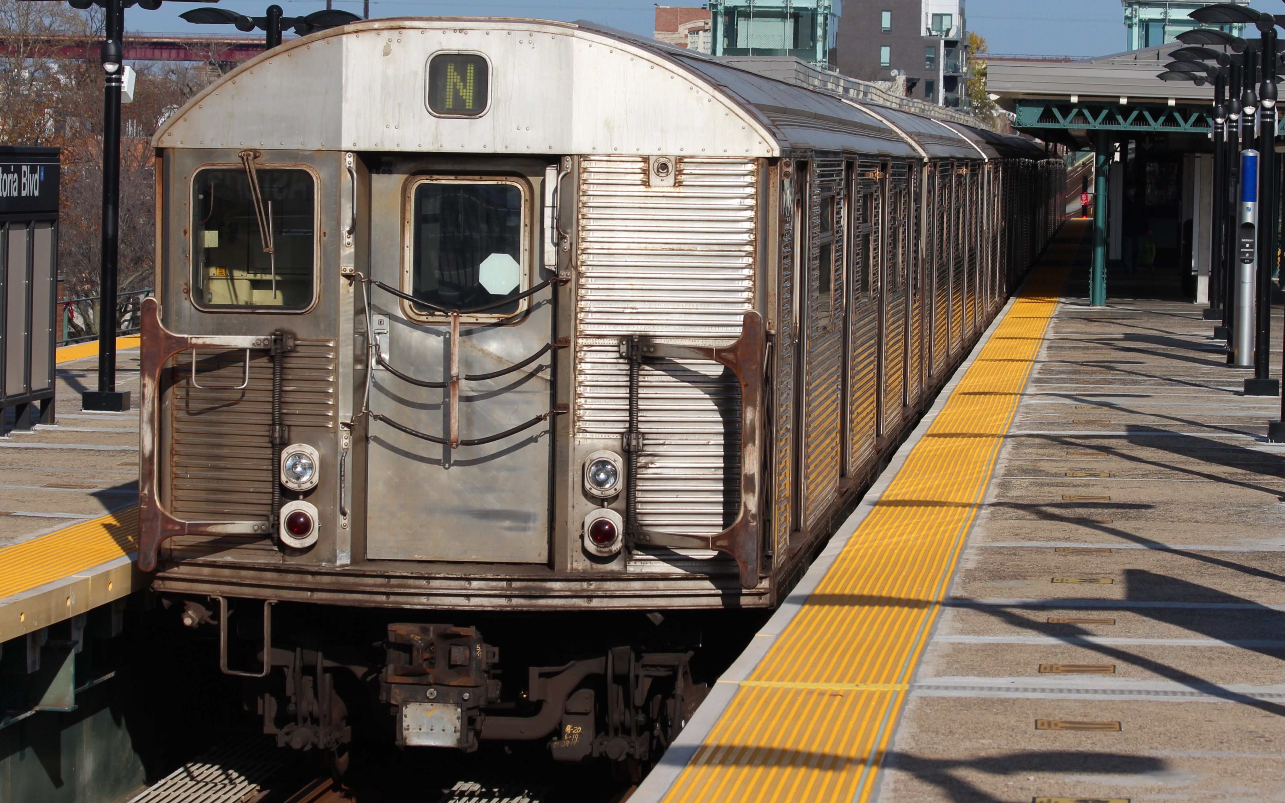 纽约地铁r32型在astoria线用于拍摄电影