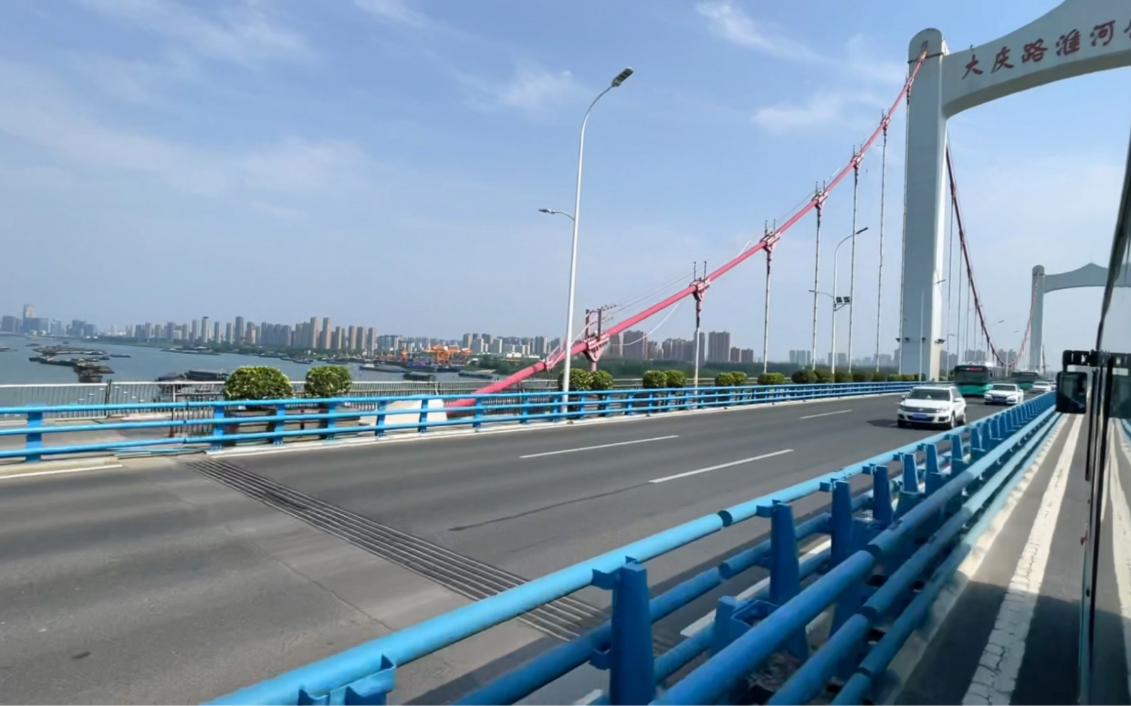 蚌埠公交150路驶过大庆路淮河大桥.