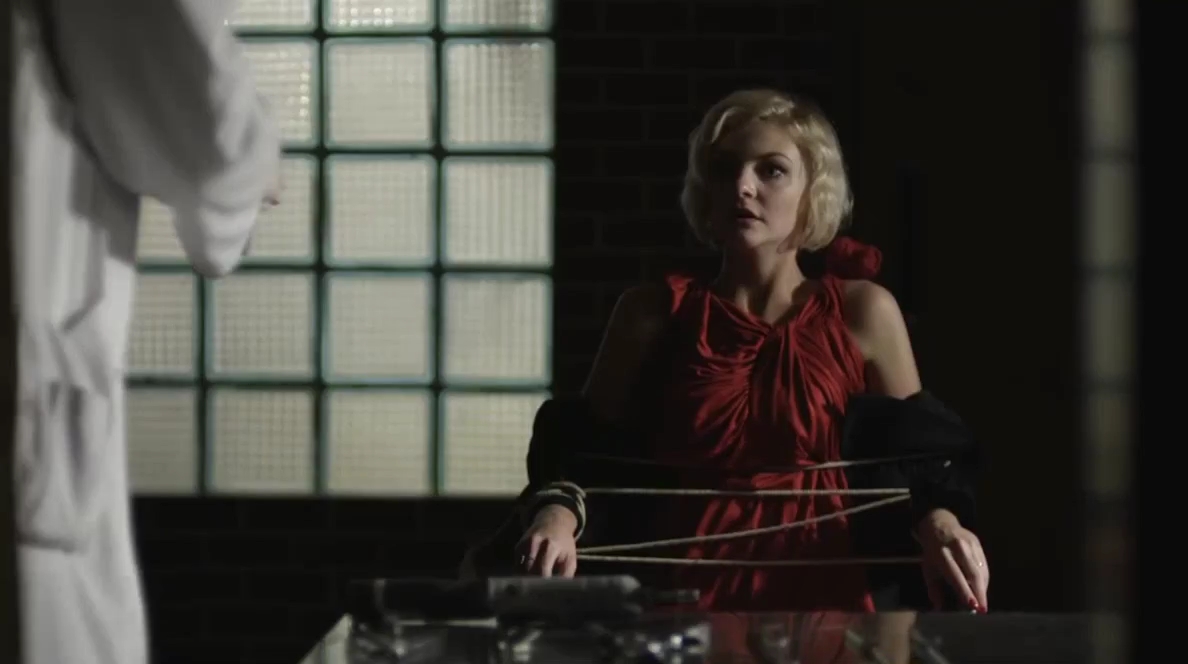 金发美女被捂晕绑架