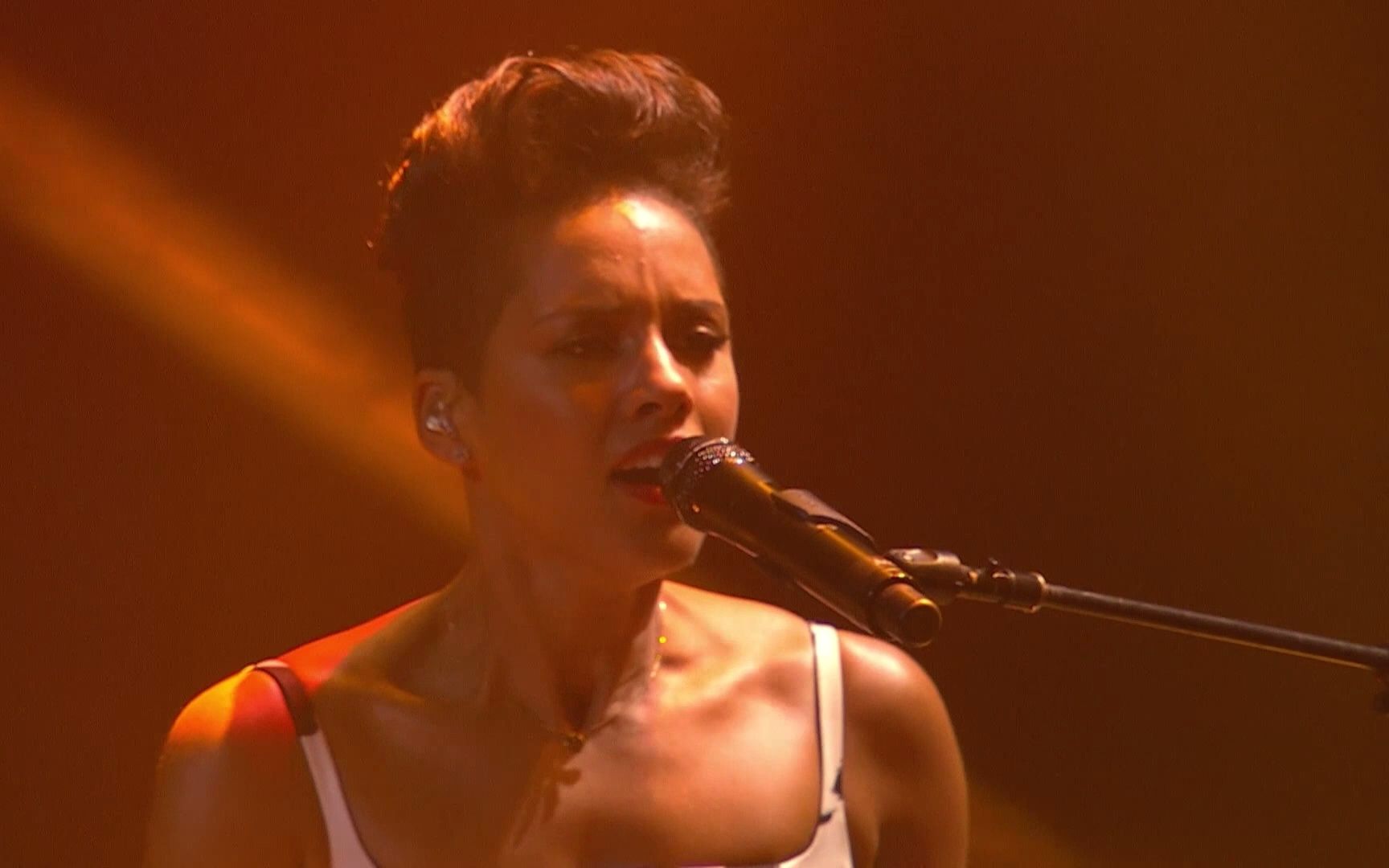 [图]【献唱澳大利亚颁奖礼】Alicia Keys - Girl On Fire / Brand New Me (Live 2013 ARIA Awards)