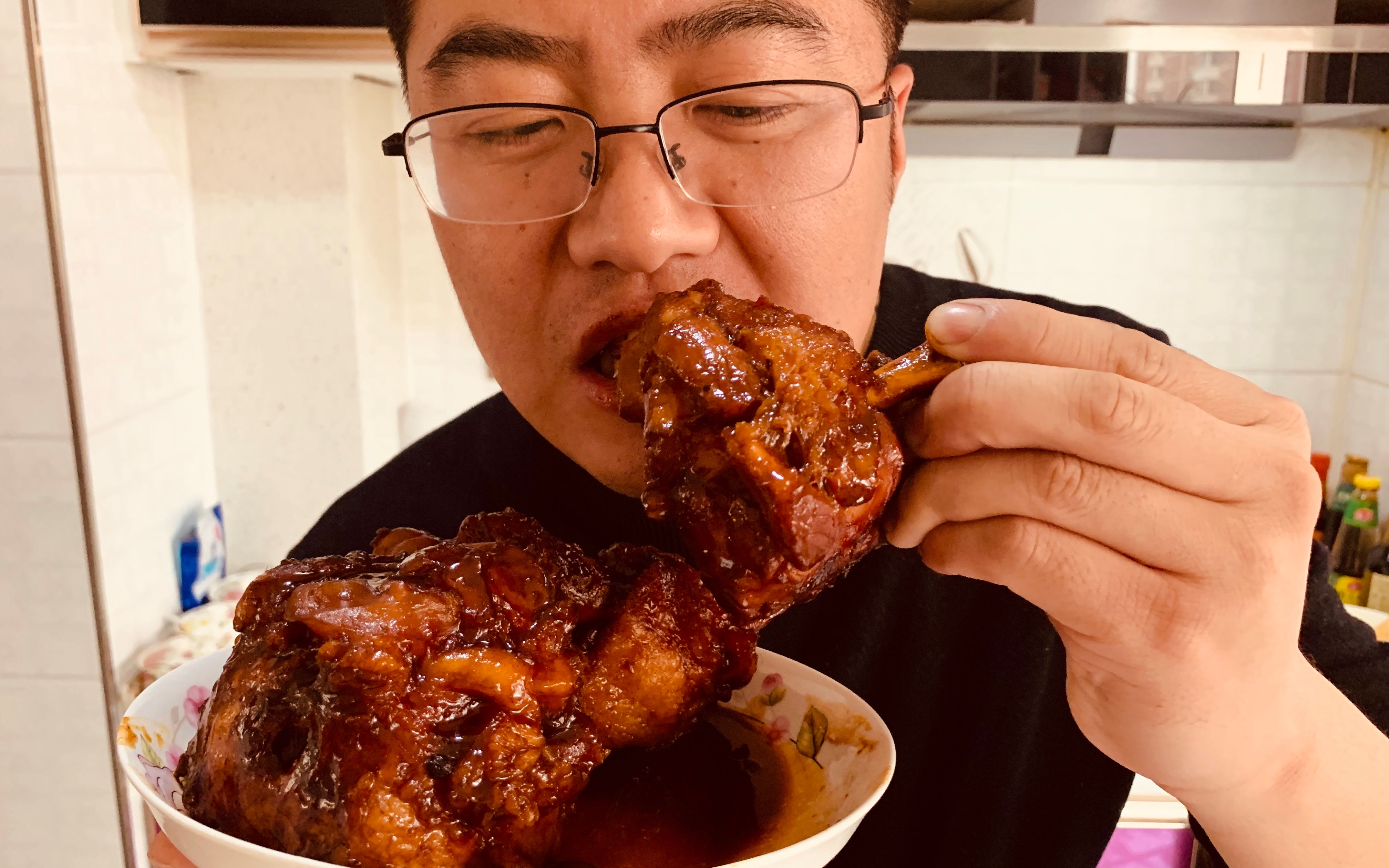 家常东北酱大骨,一出锅馋的小马哥直接用手抓着吃,啃的太过瘾了