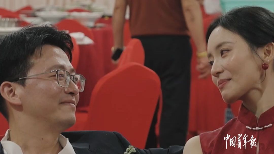 婚礼结束新郎新娘送走宾客，坐在椅子上对视微笑，激动落泪。