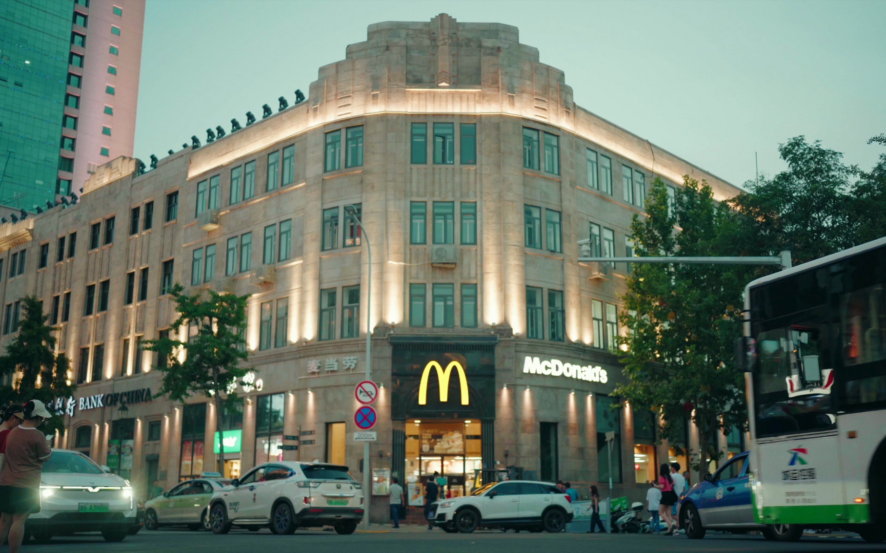 傍晚的青岛中山路