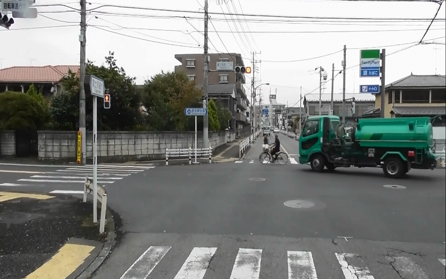 [图]日本低素质司机：无视斑马线行人与自行车，跟车距离过近、窗外乱扔垃圾！