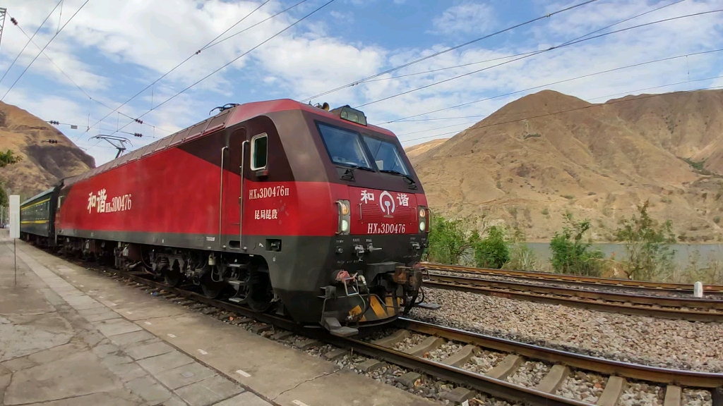 昆攀小票6161次列车驶出老成昆铁路大湾子车站