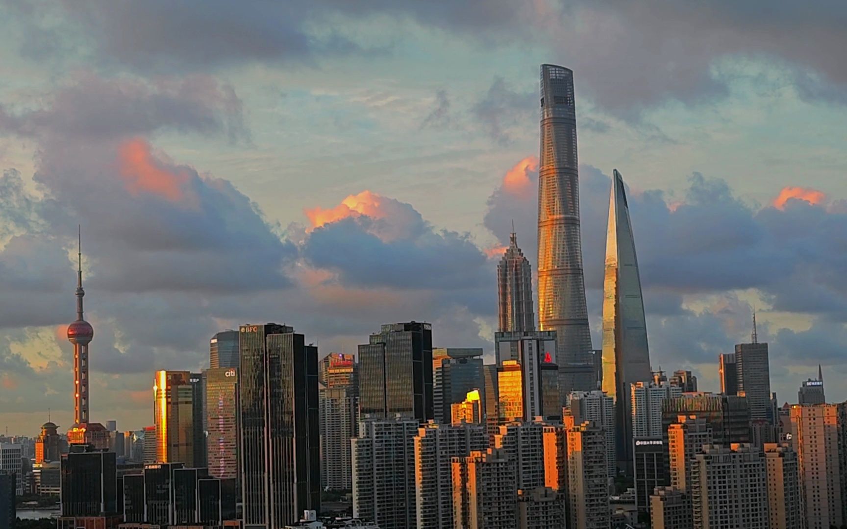 台风天爬楼拍上海夕阳风景