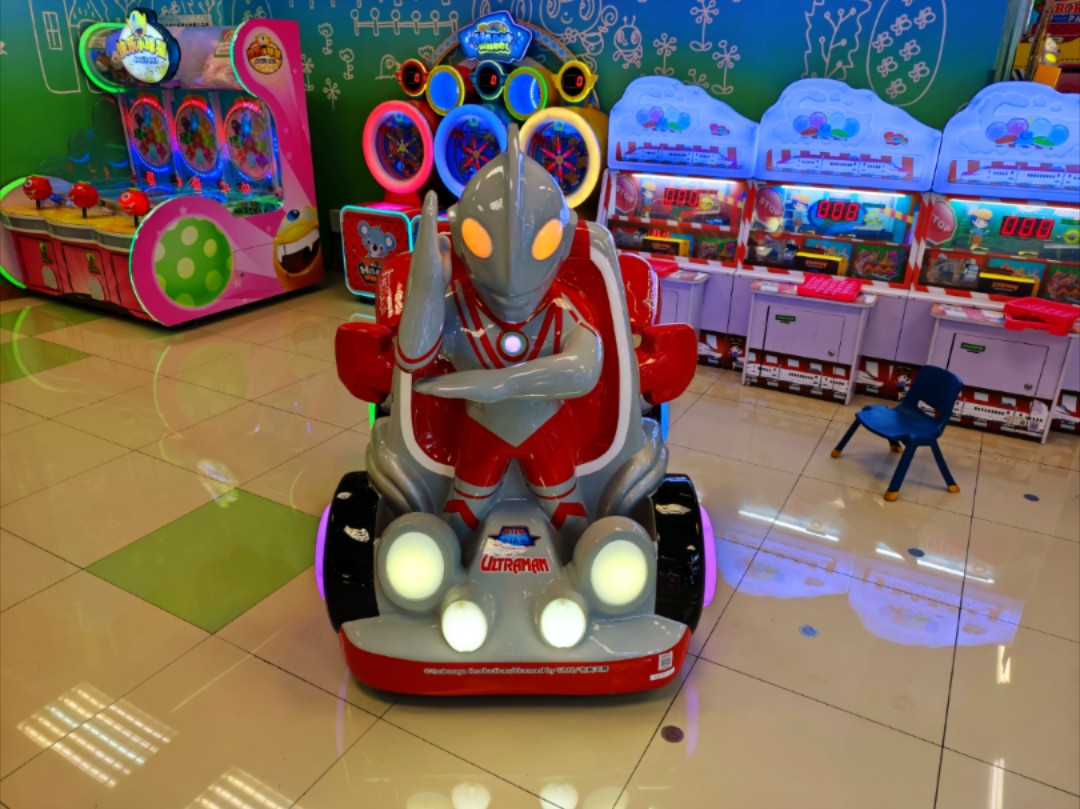 一只带小游戏的奥特曼摇摇车