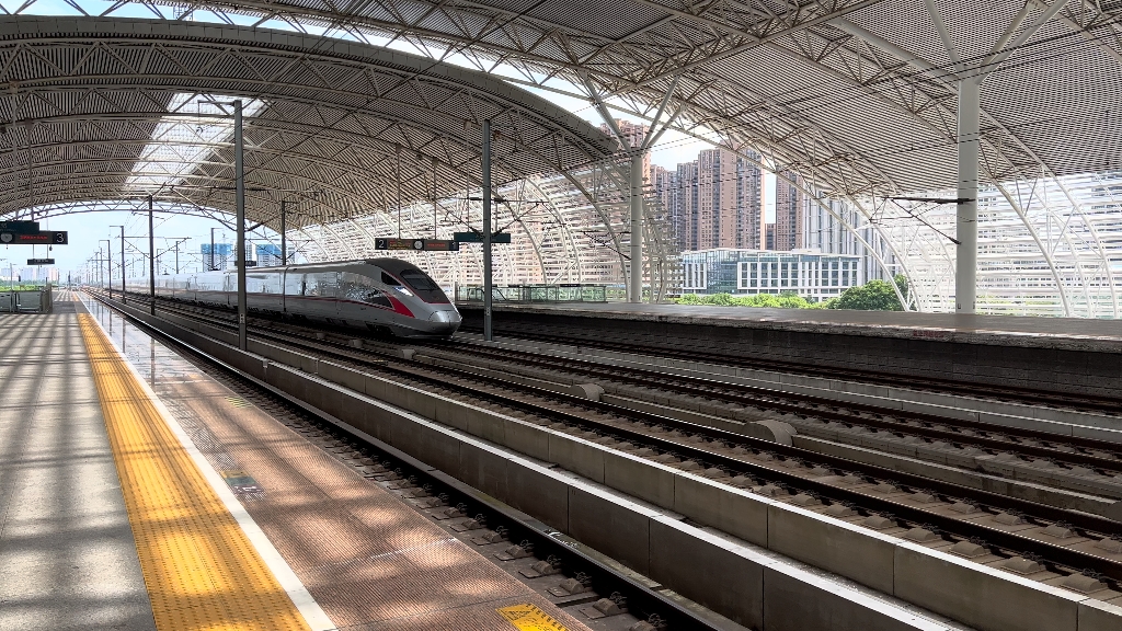 济南局长编组16节复兴号cr400af-a-2101担当g1210无锡东两道限速通过