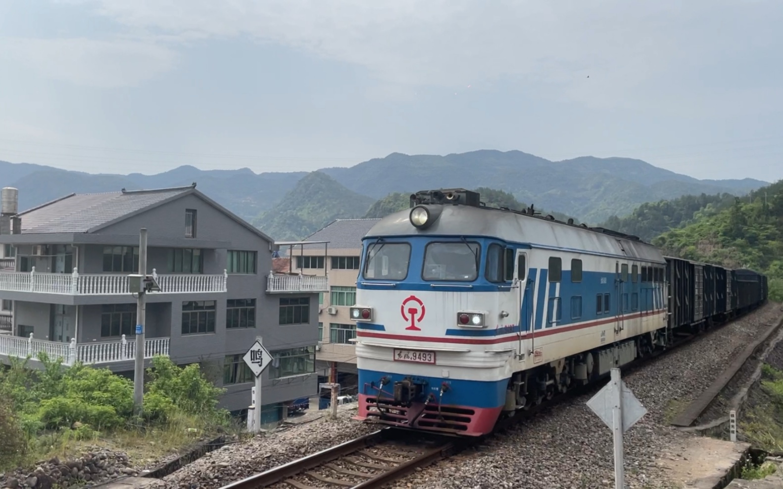 金温铁路金温温段df4b9493牵引棚车敞车平车集装箱编组的货物列车鸣笛