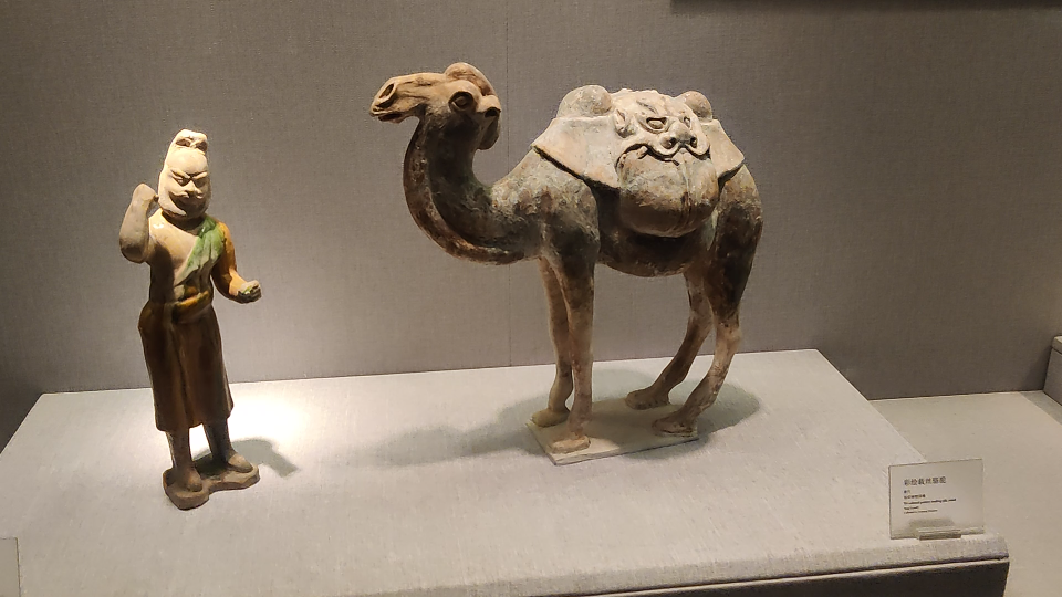 洛阳博物馆精品三彩文物,配成公亮先生古琴曲阳关三叠