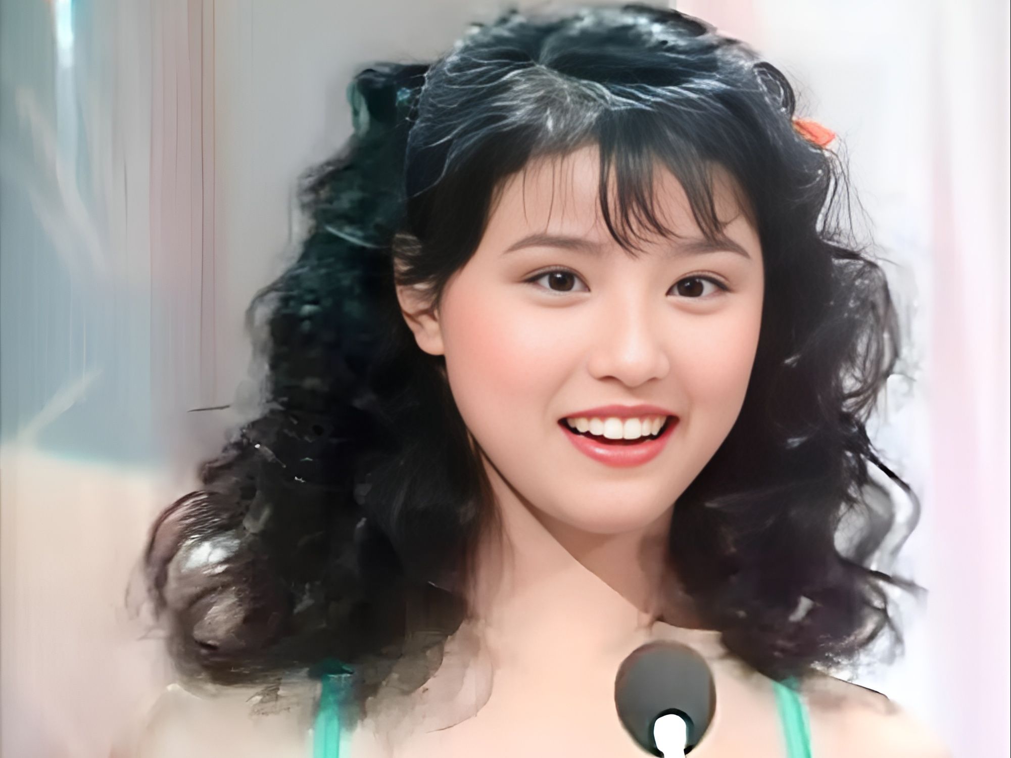 1985年,19岁的周海媚参加香港选美比赛,清纯妩媚,却被淘汰哔哩哔哩bilibili