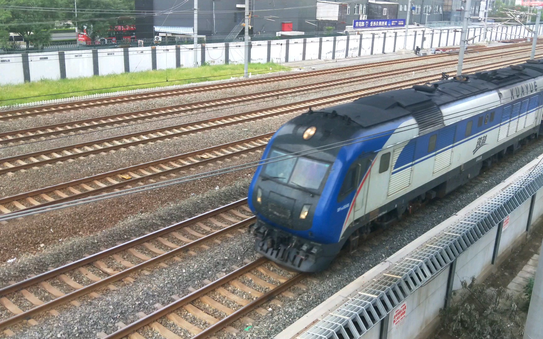 [df11g]猪头牵引z226咆哮通过翠林天桥,哎这回没用d3b救啊!