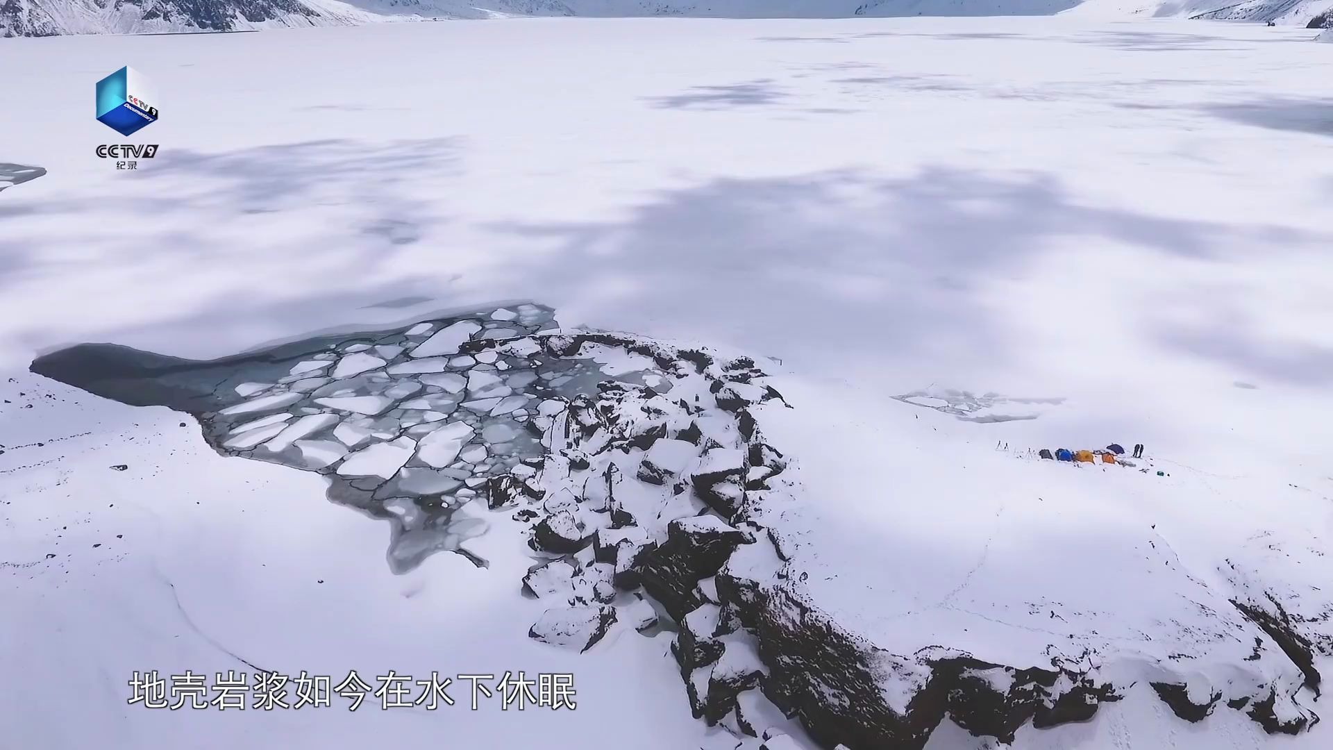 [图]【航拍中国 天池】一同飞越吉林长白山 天池！俯瞰#捧在2189米高空的20亿吨水#，感受大自然的鬼斧神工