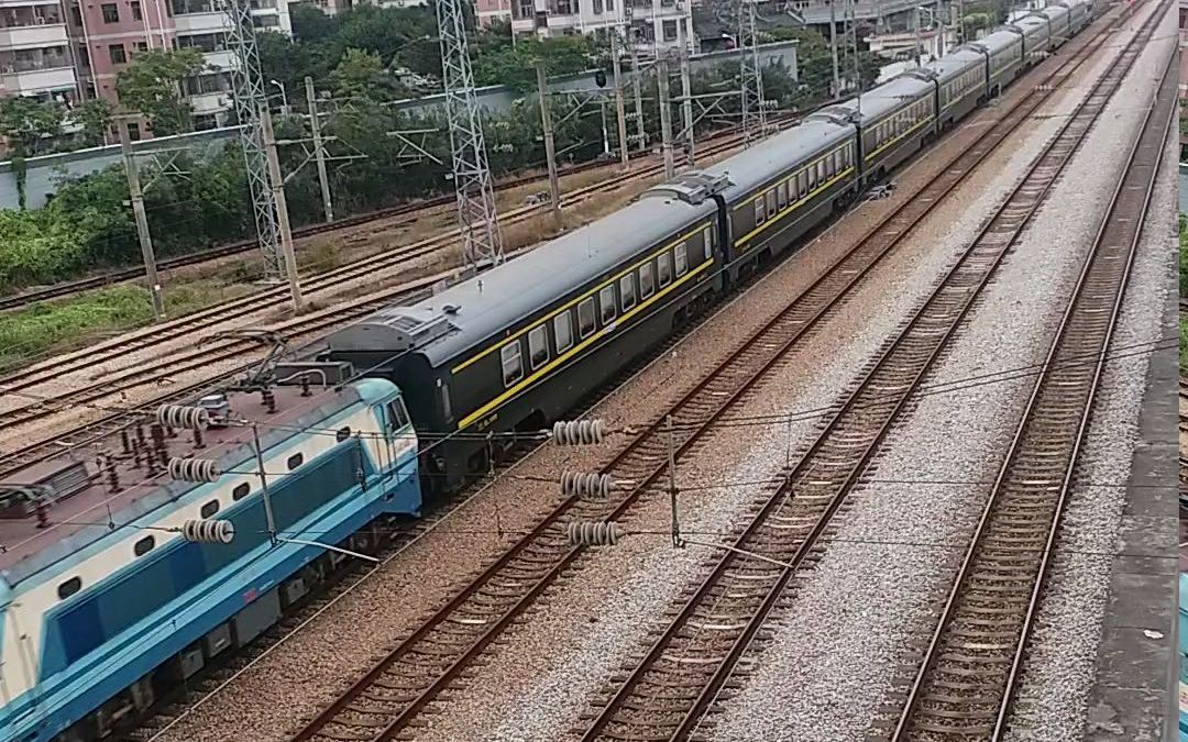 z8005掃把號"動集"與t102次交匯