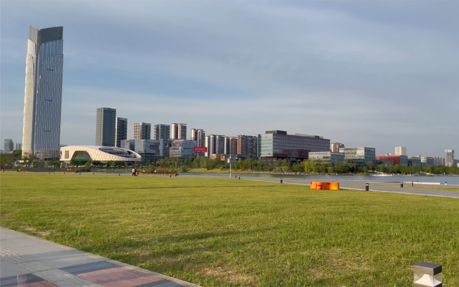 03日的兴隆湖,滨湖广场.天气美丽,景色宜人.