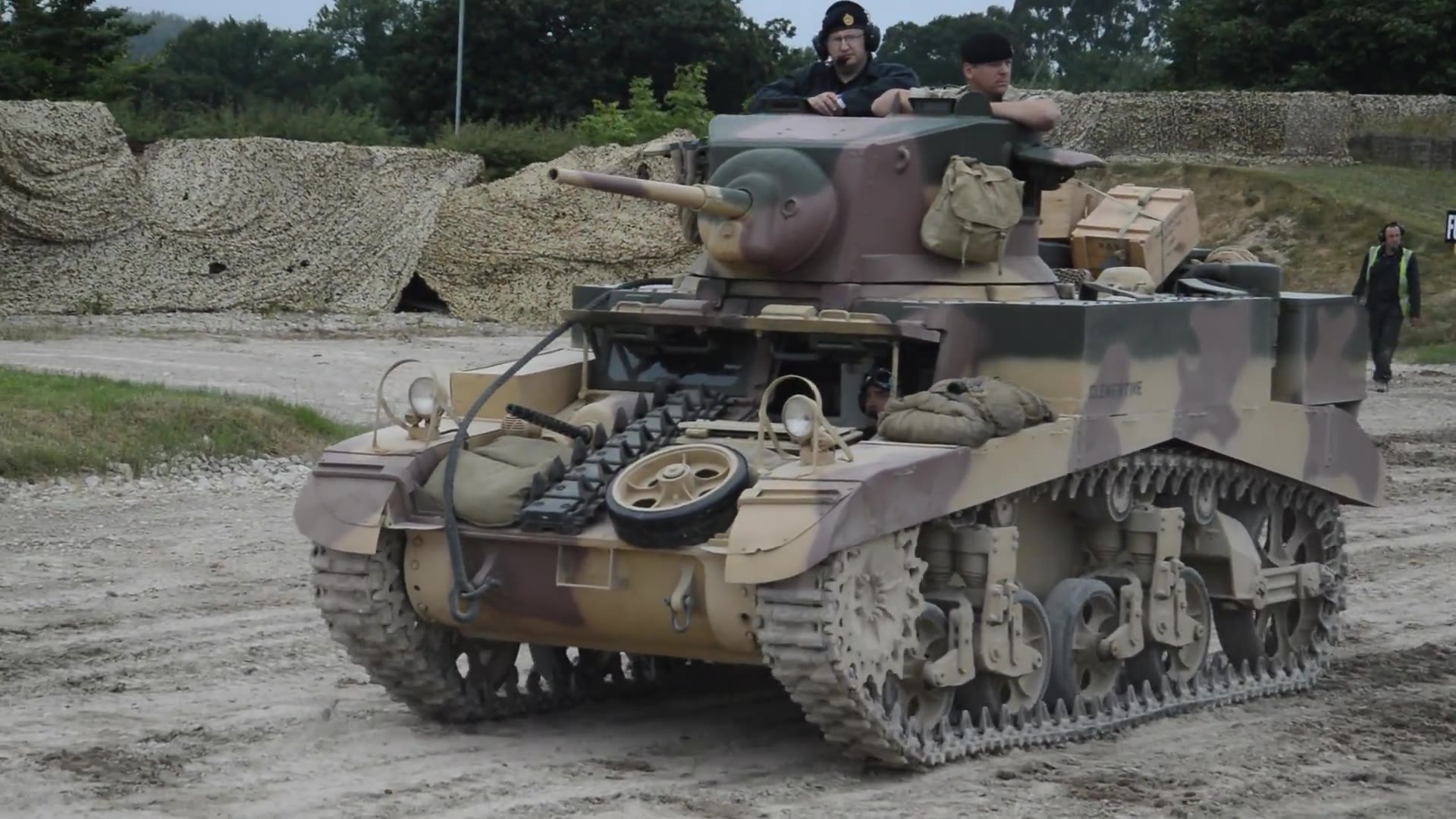 stuart m3a1 with radial engine on the move_哔哩哔哩_bilibili