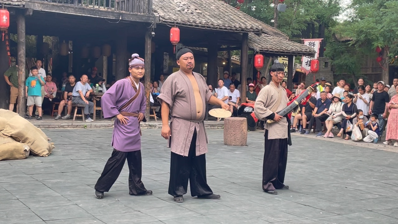 震惊,进入水浒武侠世界了,看到了开封万岁山大宋武侠城的真人武侠表演