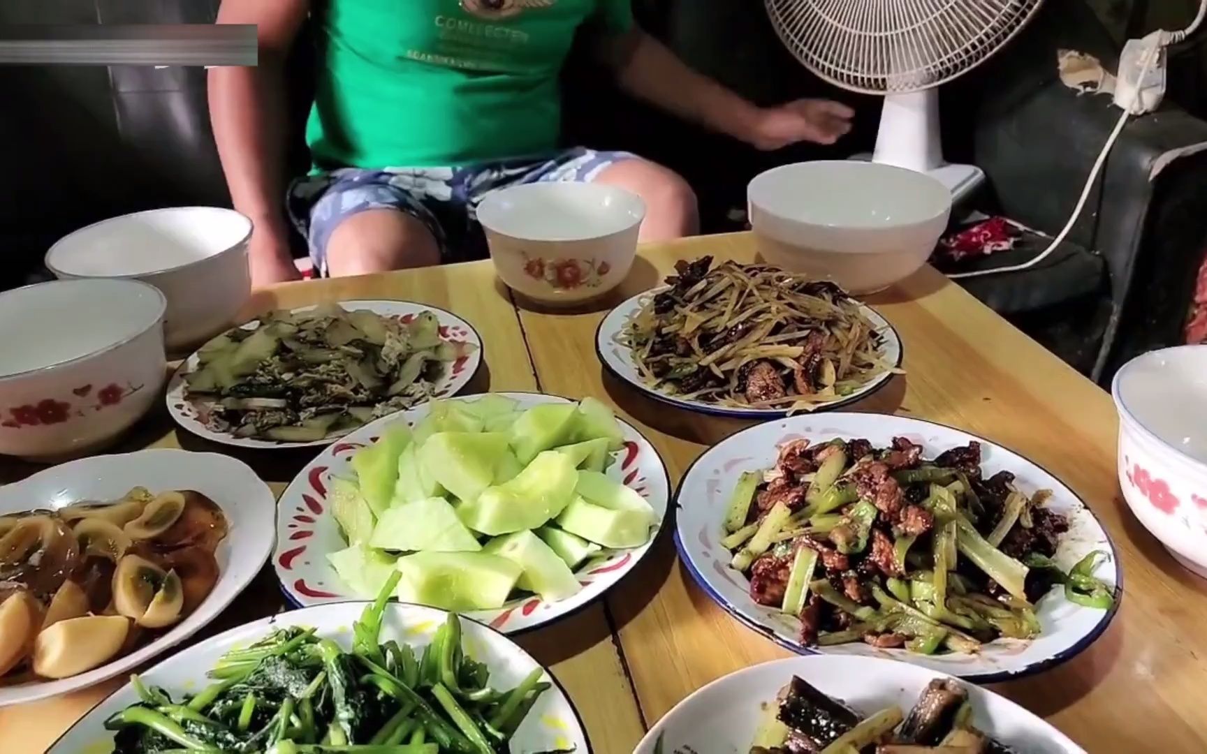 [图]【德云色】波波熊变形计第一天午饭 还挺丰盛的