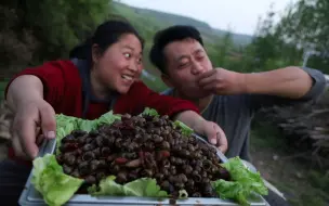 Скачать видео: 胖妹下地干农活，忙了半天肚子饿，爆炒5斤田螺，2人吃完笑呵呵