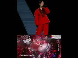 Download Video: 李宇春成都演唱会《我还年轻我还年轻》明2给别人编曲的时候就喜欢这首歌，没想到在自己演唱会上唱了