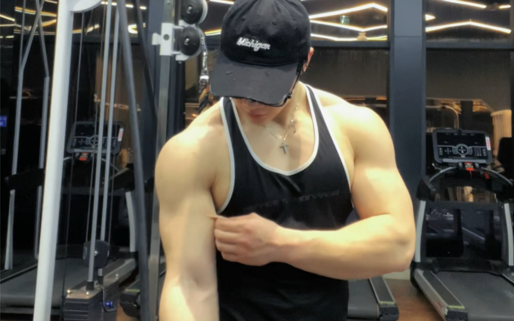 肌肉小小 脸像汪苏泷98 ##健身 #备赛 #健身造型