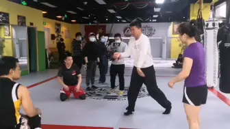 Descargar video: UFC张伟丽请教通背拳发力手似铁腕如绵