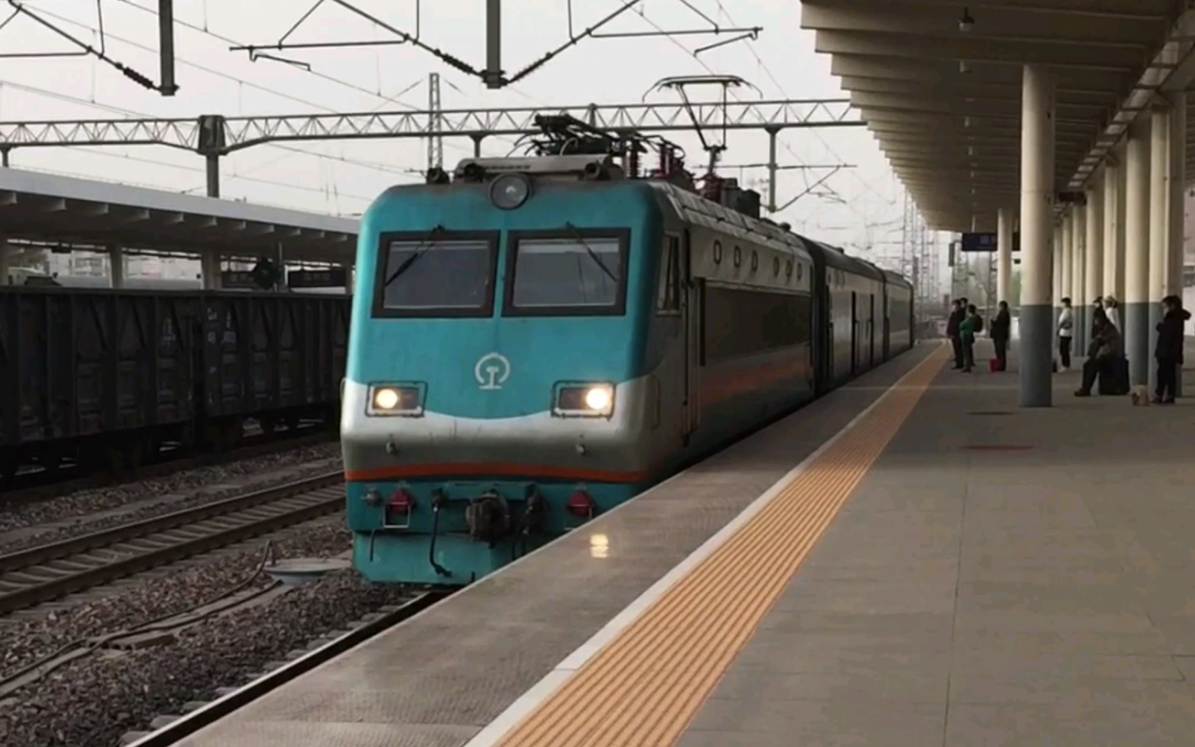 中国铁路上局沪段ss90001牵引1461次北京上海进德州客站一站台一道