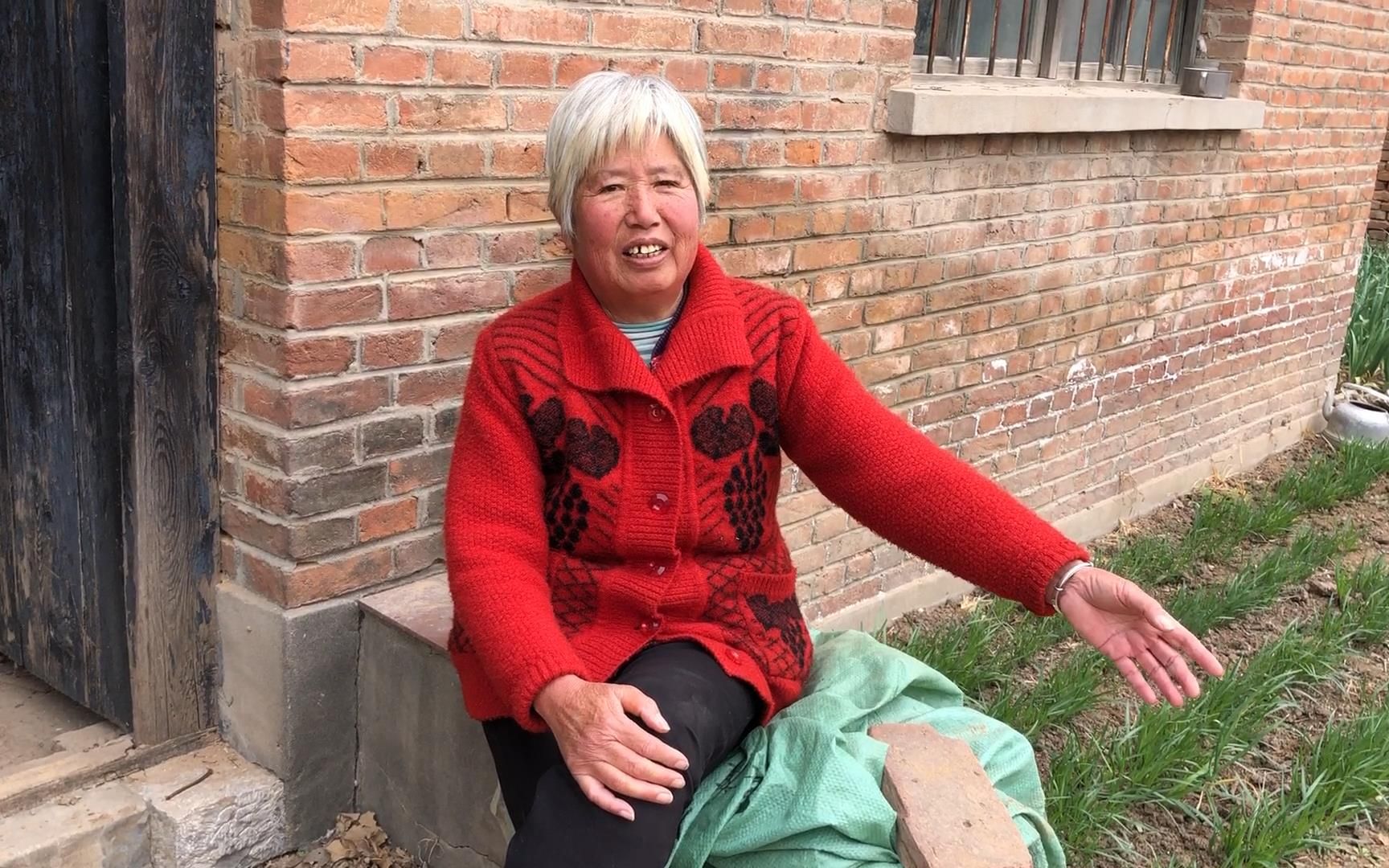 花姐去农村70岁大妈家蹭饭,看看大妈咋招待的?结局让人暖心