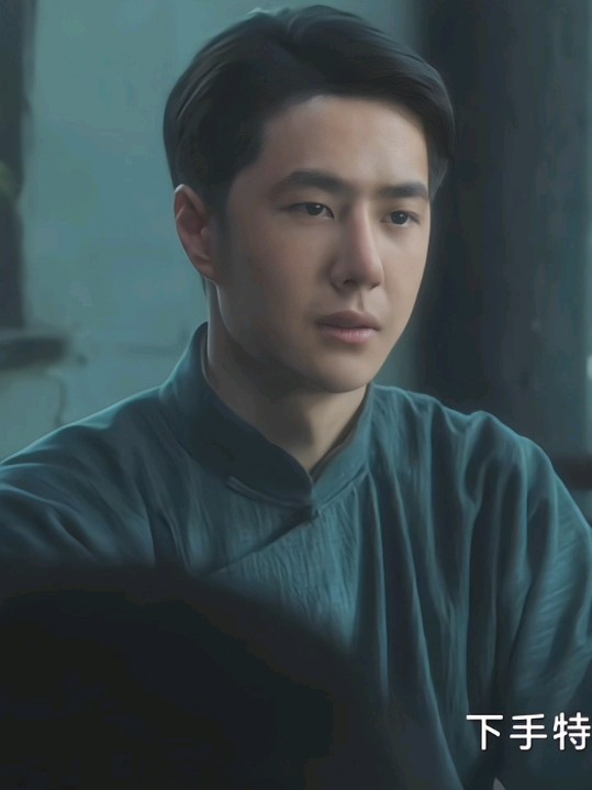 一袭长衫,风度翩翩,展现出独特的儒雅与气质#追风者#魏若来