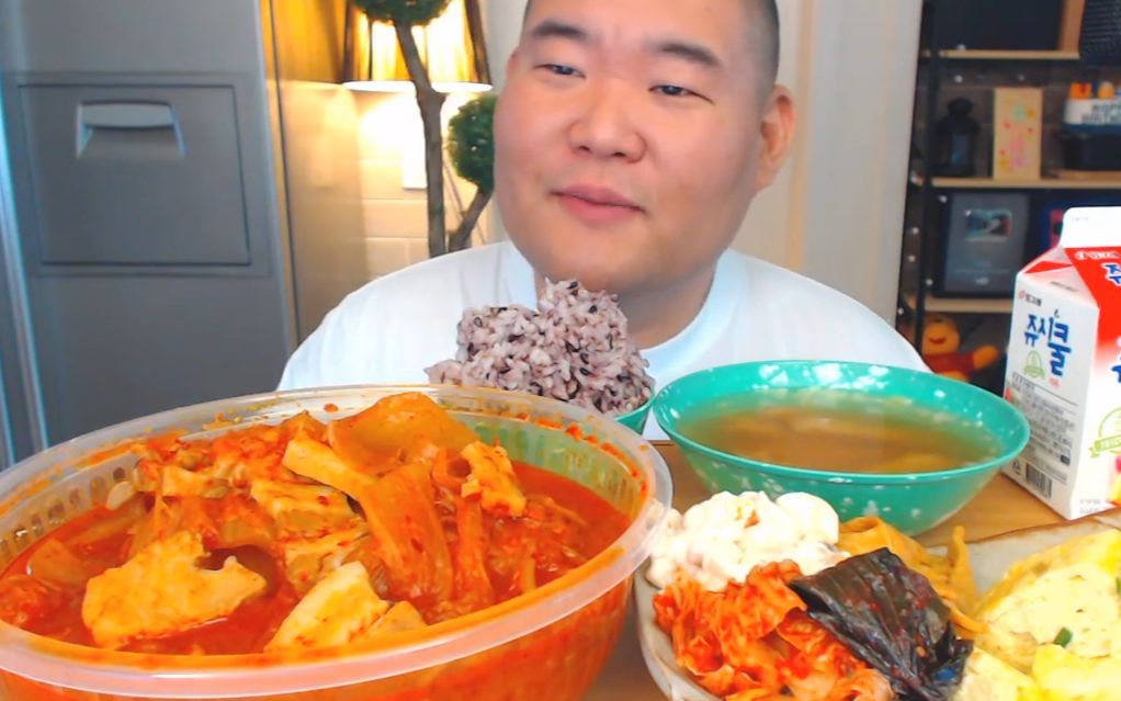 韩版^(*~(oo)~)^猪皇殿下 - 夜宵店评分9.5分包饭吃煎鸡蛋吃播!